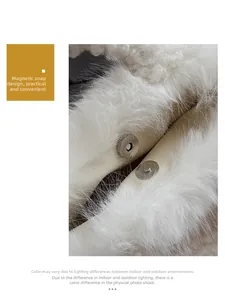 Gros plan sur le sac en peluche blanc montrant la fermeture à double boucle magnétique