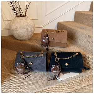 Bolsos bandolera de ante con cadenas doradas y colgantes de leopardo en tres colores