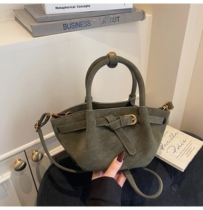 Detailansicht der olivgrünen matten Leder-Eimertasche mit gestepptem Rautenmuster-Design