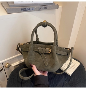 Detailaufnahme der olivgrünen Eimertasche mit Mattoptik und gesteppten Rautenmustern