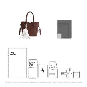 Détail du grand sac cabas marron montrant la capacité pour téléphone, tablette et objets