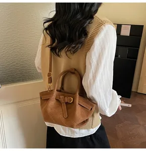 Detail der braunen Vintage-Leder-Eimertasche mit Rautensteppung und verstellbarem Riemen