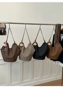 Detalle de los bolsos tote de cuero retro en colores marrón oscuro, morado, negro y caramelo