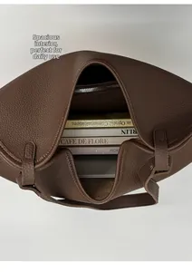 Vista superior de bolso tote grande de cuero marrón con interior espacioso y cremallera