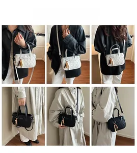 Détail de sacs tissés en noir et blanc avec des breloques en perles de bois et franges