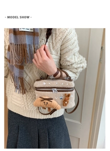 Sac bandoulière chic en peluche crème avec sequins étoiles et breloques porté par mannequin