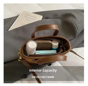 Vue intérieure d'un sac seau en cuir marron montrant sa grande capacité de rangement