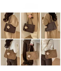 Múltiples vistas de un bolso tote vintage marrón con un colgante de oso de peluche