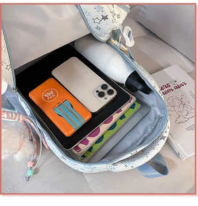 Detalle de la gran capacidad interior con estampado de estrellas para iPad y libros