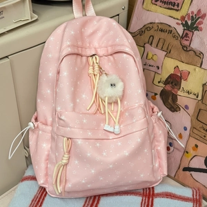 Vue détaillée du sac à dos rose à étoiles avec pompon blanc et poches à cordon coulissant