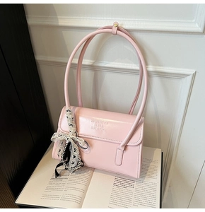 Bolso de hombro cuadrado rosa con relieve Mureti Shi Shang y detalle de encaje