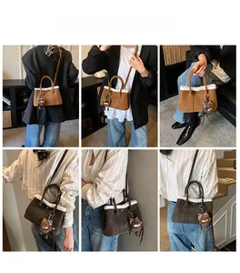 Détails d'un sac seau vintage en daim synthétique avec bordure en fausse fourrure blanche