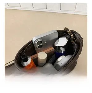 Innenansicht der dunkelbraunen Stepptasche mit Platz für Kosmetika und Smartphone