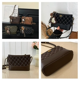 Detailansicht der Vintage-Stepp-Beuteltaschen mit Goldketten und mattem Finish
