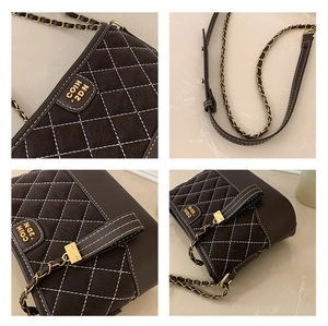 Detailansicht der Steppung einer braunen Wildleder-Eimertasche mit goldenem Logo