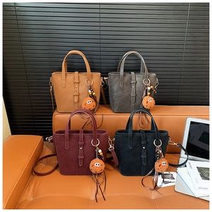 Détails des sacs seaux en cuir mat en quatre couleurs avec pendentifs en peluche