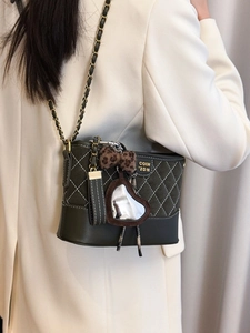 Gesteppte Beuteltasche in Dunkelgrün und Schwarz mit goldener Kette für Damen