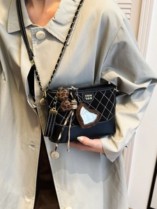 Elegante schwarze Beuteltasche mit gestepptem Wildleder und modischem Leoparden-Anhänger