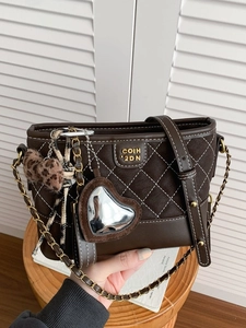 Dunkelbraune gesteppte Eimertasche mit goldener Kette und Leoparden-Herzanhänger