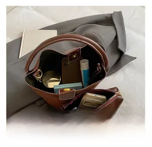 Draufsicht braune matte Beuteltasche aus Leder mit großem Innenraum und Organizer-Etui
