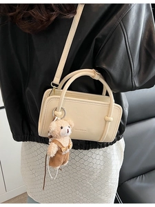 Schicke beige Umhängetasche aus PU-Leder mit Bärenanhänger für den täglichen Arbeitsweg