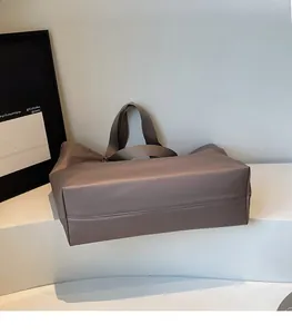 Détail des coutures renforcées et de la structure de base du grand sac fourre-tout taupe