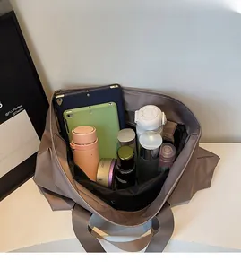 Vue détaillée de l'intérieur d'un grand sac cabas avec plusieurs compartiments de rangement
