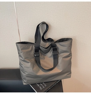 Détail du grand sac cabas gris anthracite avec des sangles en nylon noir
