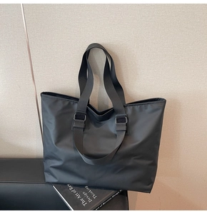 Détail macro du grand sac cabas noir en nylon avec doubles bretelles pour le quotidien