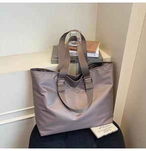 Détail du sac cabas en nylon lilas avec larges bandoulières réglables et texture étanche