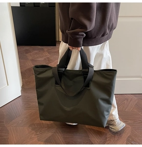 Sac fourre-tout olive foncé avec doubles sangles porté par un mannequin pour le quotidien
