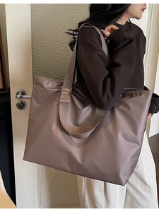 Grand sac cabas en nylon taupe pour femme avec bandoulière réglable et intérieur spacieux