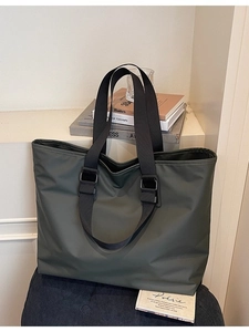 Sac fourre-tout minimaliste en nylon vert olive avec bretelles noires réglables