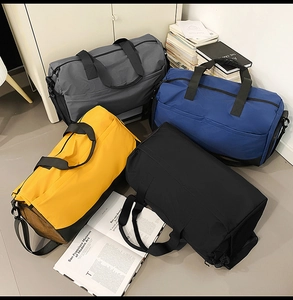 Detalle de varias bolsas de viaje de gran capacidad con bolsillos laterales de malla
