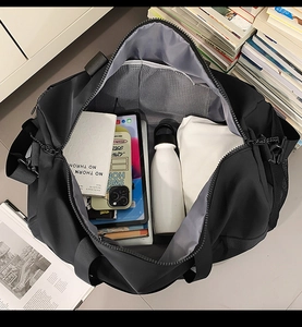 Vista superior de una espaciosa bolsa de deporte negra con compartimentos para viajar