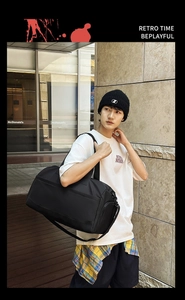 Bolsa de deporte de nailon negro impermeable con correa ajustable y asas resistentes