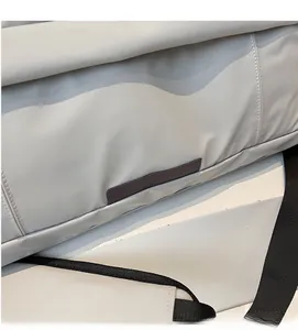 Detail der glatten Satinstoff-Oberfläche und lila Akzent auf der grauen Sporttasche