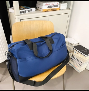 Detalle de una maleta de viaje de nailon azul con separación seco-húmedo en silla