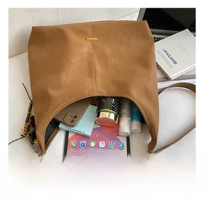 Interno spazioso della borsa tote marrone con spazio per iPad, trucco e accessori