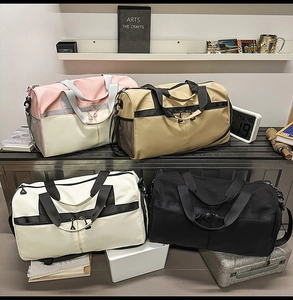 Detalle de bolsas de deporte en rosa, caqui, blanco y negro con tela impermeable