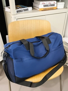 Bolsa de viaje azul oscuro con separación seco-húmedo para deporte y gimnasio en silla