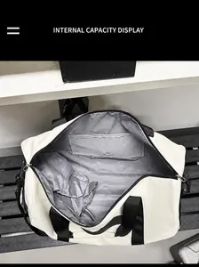 Vista interior de la bolsa de fitness blanca con compartimento de malla y forro gris