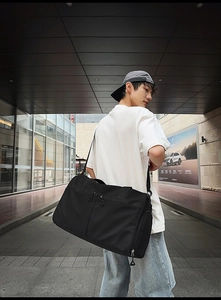 Detalle de bolsa deportiva negra impermeable con cremalleras resistentes y bolsillo para calzado