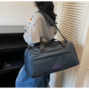 Detail der grau-blauen Reisetasche aus wasserfestem Nylon mit verstellbarem Schultergurt