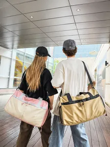Vista de dos bolsas de fitness ligeras e impermeables con correas reforzadas y bolsillos de malla
