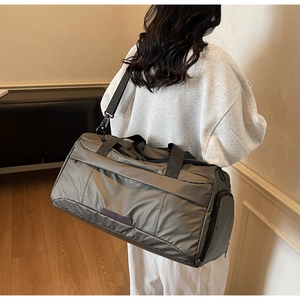 Silberne Reisetasche mit wasserdichter Textur und seitlichem Schuhfach für Sport