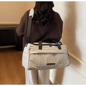 Detailansicht der großen Nylon Reisetasche mit verstellbarem gepolstertem Schultergurt