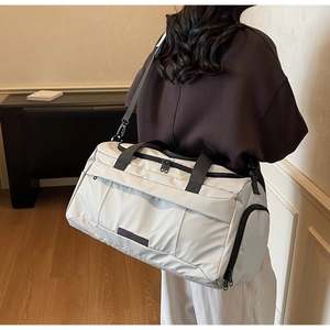 Detailansicht der wasserdichten Reisetasche mit großer Kapazität und verstellbarem Schultergurt