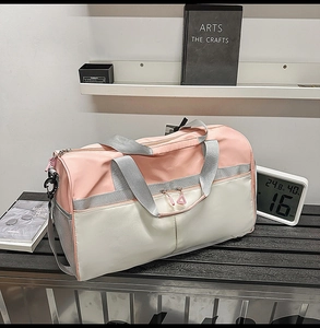 Detalle de bolsa de deporte rosa y blanca impermeable con bolsillo de malla lateral