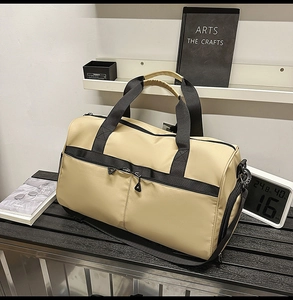 Bolsa de deporte impermeable en nailon beige sobre banco negro, vista detallada del tejido